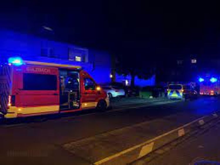 Sulzbach content img Mehrere Rettungsfahrzeuge stehen bei Nacht mit Blaulicht auf einer Straße.