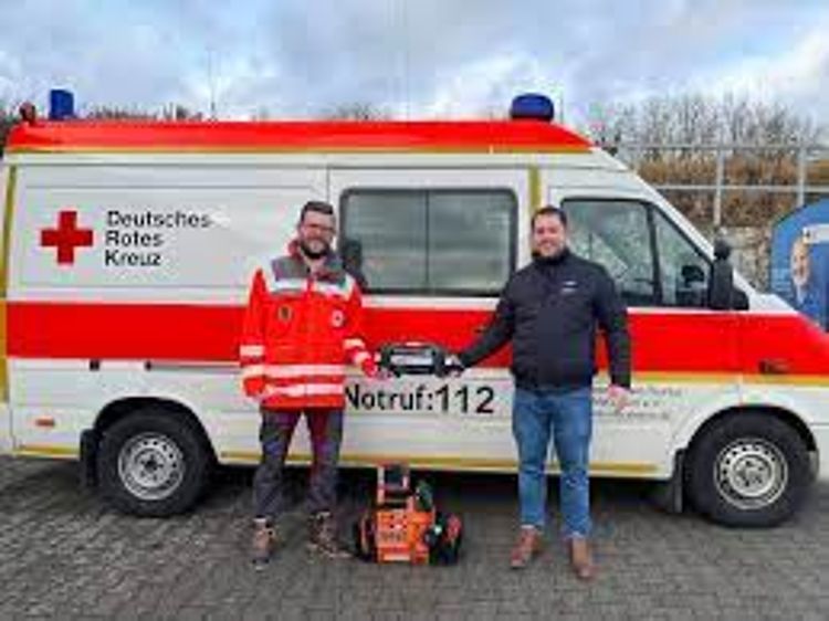 Marxheim content img Zwei Personen stehen vor einem DRK Fahrzeug.