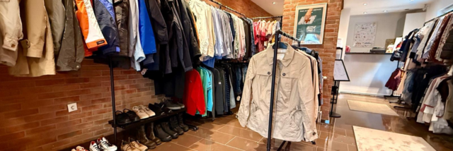 Kleiderladen Bad Soden Stage Image Der Raum vom VielfachSchön Bad Soden mit vielen Kleiderstangen mit Klamotten. Mittig ist eine Säule in Backstein-Optik zu sehen. Im Hintergrund ist ein Verkaufstisch.
