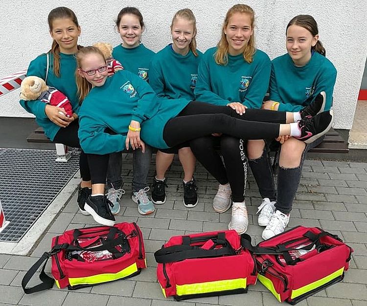 Hofheim content img 5 jugendliche Mädchen mit Pulli vom JRK.