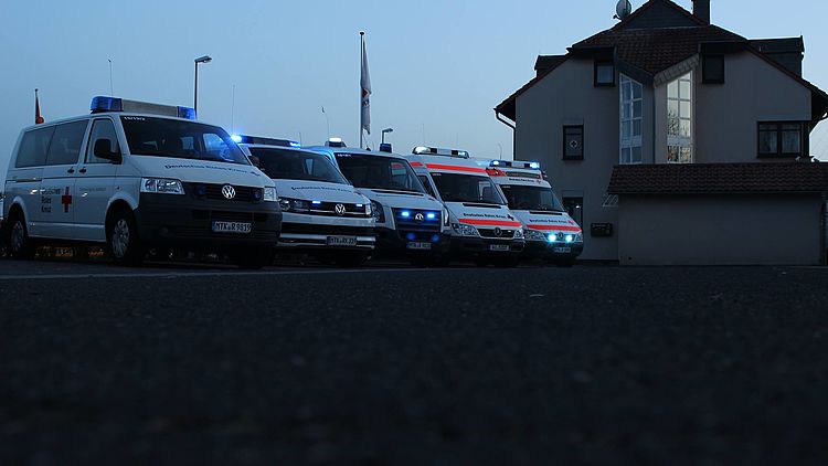 Liederbach content img Fünf Einsatzfahrzeuge stehen im Freien vor der Ortsvereinigung Liederbach.