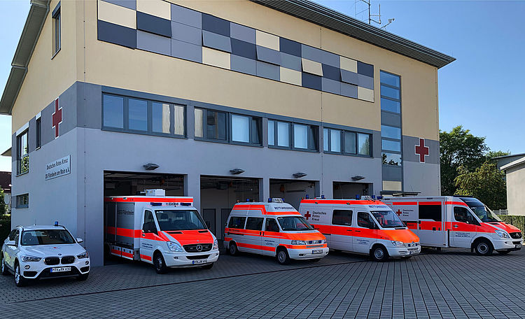 Flörsheim content img Gebäude mit 5 Rettungswägen.