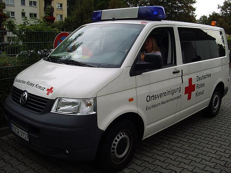 Eschborn content img Auto mit der Aufschrift: Ortsvereinigung Eschborn-Niederhöchstadt, Deutsches Rotes Kreuz