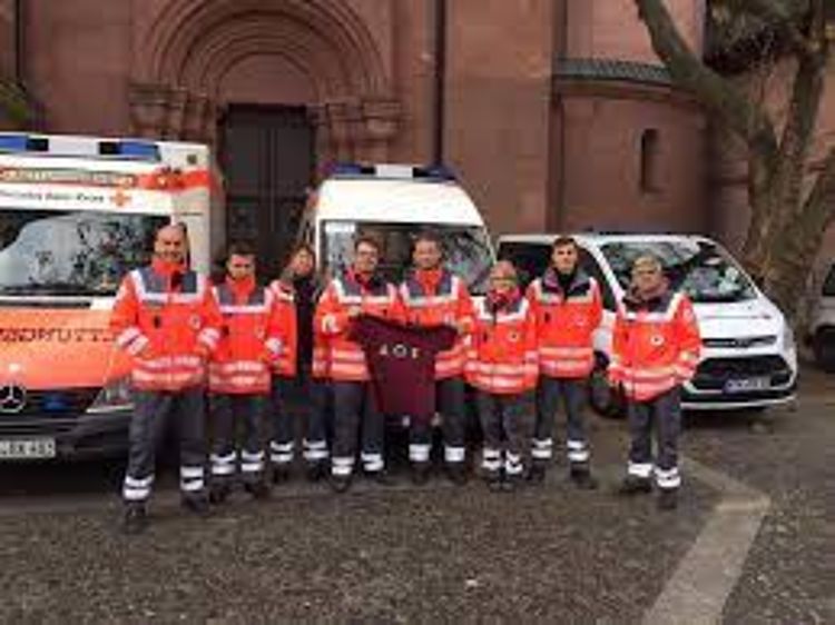 Kelkheim Content img 8 Menschen in DRK Kleidung stehen vor 3 Einsatzfahrzeugen.