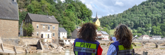 Zwei junge Damen in einem Katastrophen Gebiet